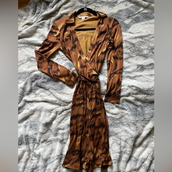 Diane vonFurstenburg classic wrap dress in Brown animal print - Picture 3 of 4